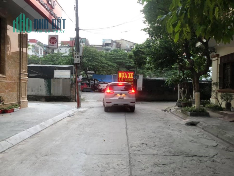 Bán nhà 5 tầng ô tô đỗ 24/24, đường Hoàng Quốc Việt, giá 12.1 tỷ.