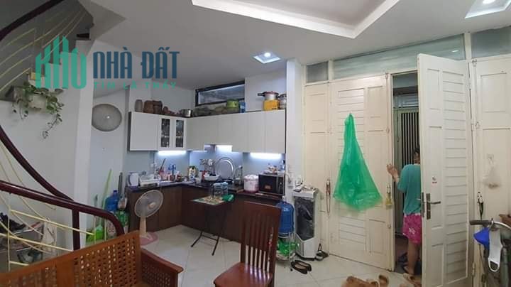 Cần bán gấp nhà Lạc Long Quân, ô tô ngay sát nhà dt 50m2, 4 tầng, 3.7 tỷ