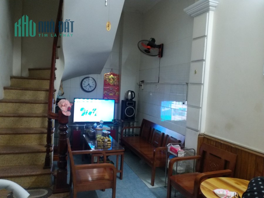 Nhà đất rộng và rẻ - ngõ 211 Khương Trung, Thanh Xuân, HN. DT 62m2; giá 3,2 tỷ.