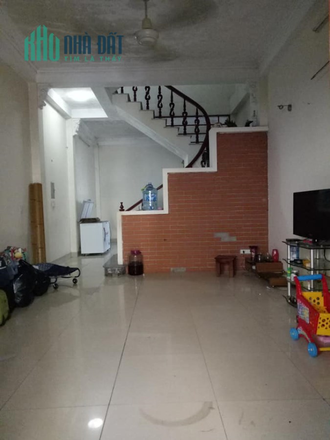 Bán nhà riêng tại Đường Nguyễn Văn Cừ, Gia Thụy 95 M2, chỉ 4,4 Tỷ có Sổ Đỏ.