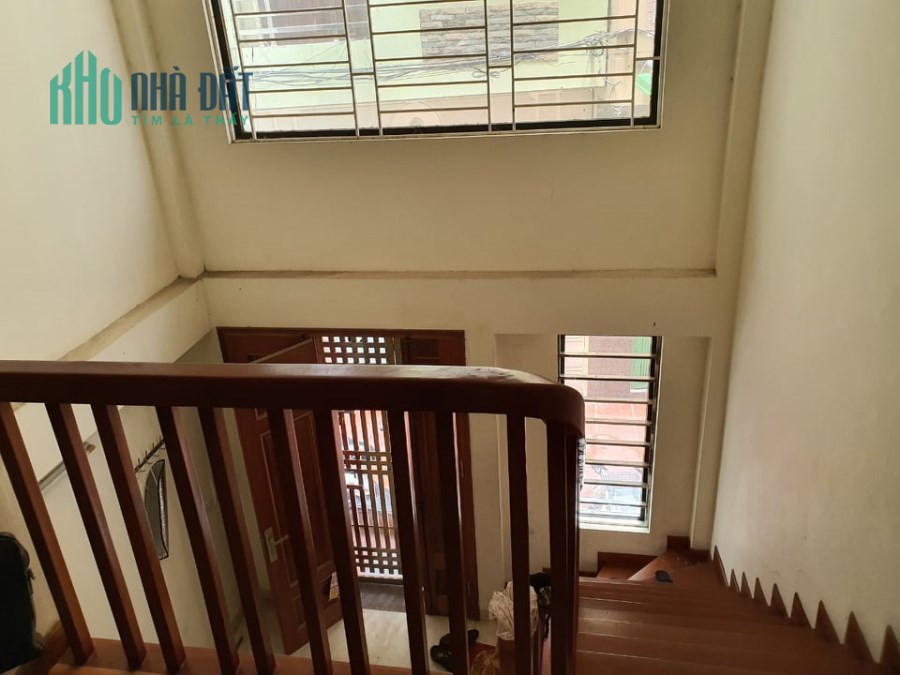Bán gấp nhà 4 phòng ngủ Hoàng Quốc Việt, ô tô qua nhà, 37m, giá 3,6 tỷ