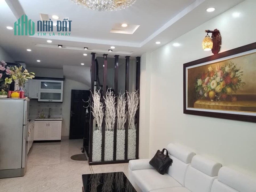 Chỉ hơn 3 tỷ nhà phố Âu Cơ Tây Hồ, dt 32m, 5 tầng, mt 4m.