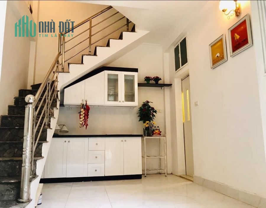 Nhỉnh 3 tỷ phố Âu Cơ, dt 45m, 4 tâng, mt gần 4m.
