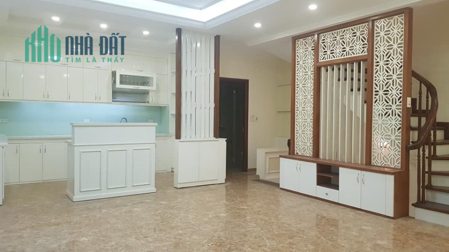 Bán Nhà Bồ Đề 40 M2, 5 Tầng , Chỉ 3 tỷ 0979120272.