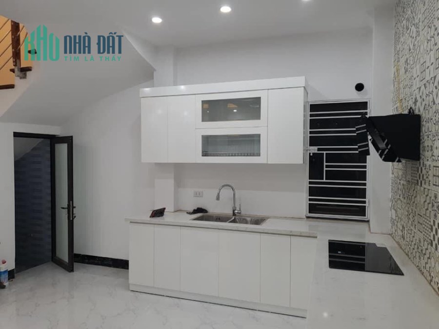 Nhỉnh 5 TỶ có ngay căn NHÀ 5 TẦNG 40M2 có GARA OTO tại CẦU GIẤY để KINH DOANH, CHO THUÊ