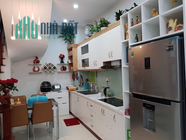 Siêu hot: Bán nhà bồ đề 35m2 5 tầng, nhỉnh 2 tỷ chủ để lại toàn bộ nội thất bằng gỗ xịn.