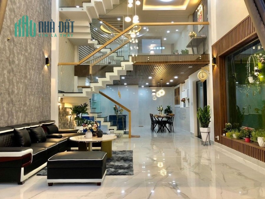 Bán nhà cực đẹp tại 888 Đường Lạc Long Quân Tân Bình. 62m2 chỉ 6 TỶ 6. TL