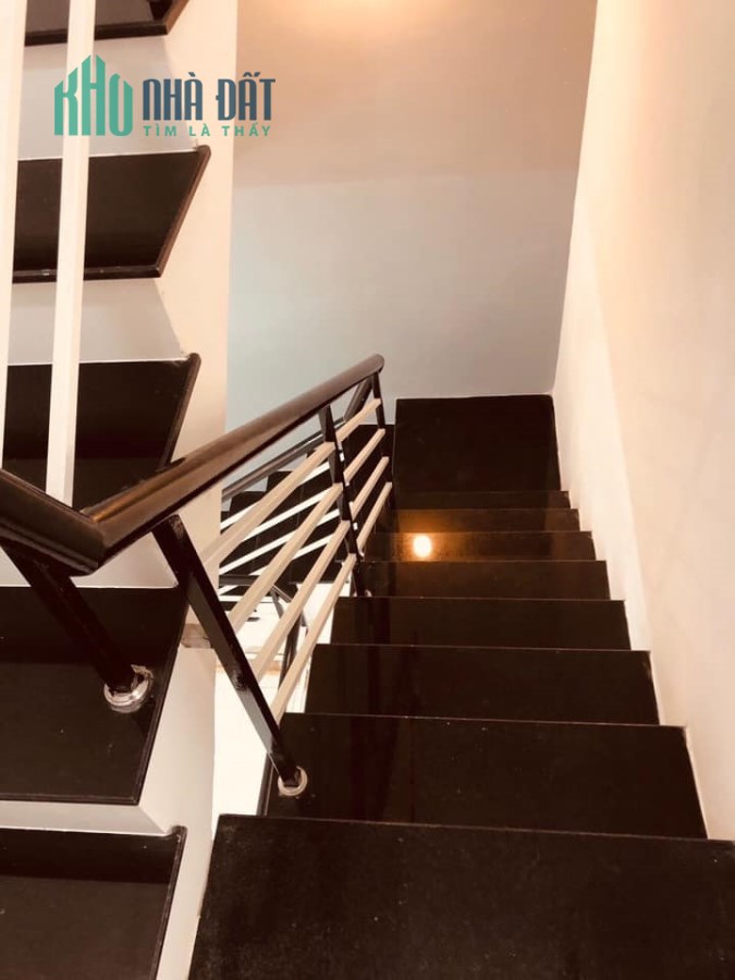 Bán Nhà Cho Thuê Homestay Nguyễn Duy Dương. 4 tầng 43m2. Chỉ 7 tỉ 5.