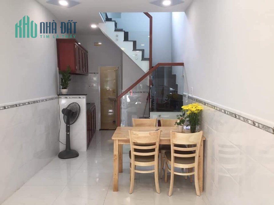 Nhà chính chủ. Trung tâm quận 10, 3 lầu, 20m2 chưa tới 3 tỷ.