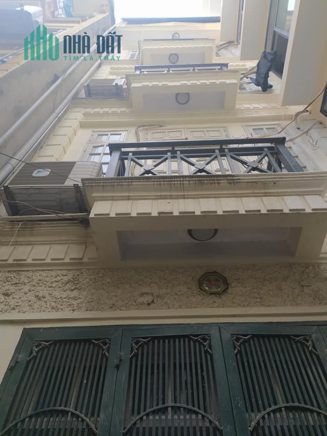 Hoàng Quốc Việt 30m, 5 tầng, 3 ngủ giá chỉ 2.8 ty
