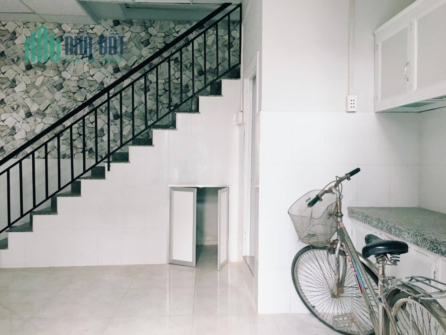 Bán nhà Cao Thắng, 3 tầng, 2 PN, HXH, nhà đẹp, 10m ra mặt tiền, 2 tỷ.