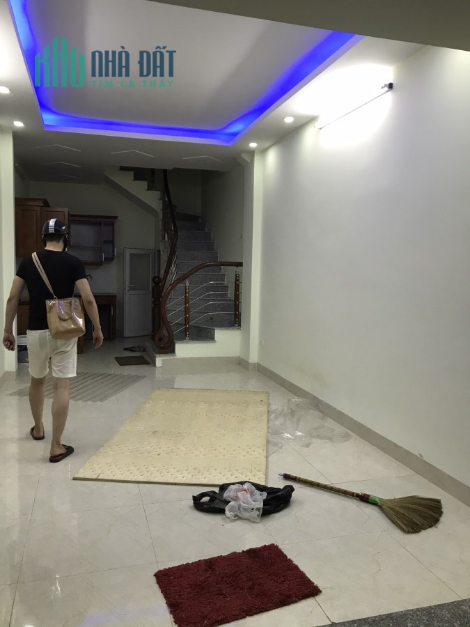 Nhà 5 tầng 33m2 cực đẹp ở Triều Khúc, Thanh Xuân, 4 phòng ngủ, nội thất cao cấp. Giá chỉ 2.7 tỷ