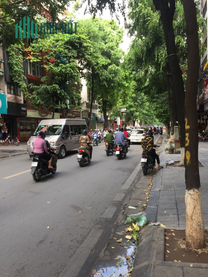 Mặt phố Lò Đúc sầm uất, vỉa hè rộng 5m, diện tích 133m2