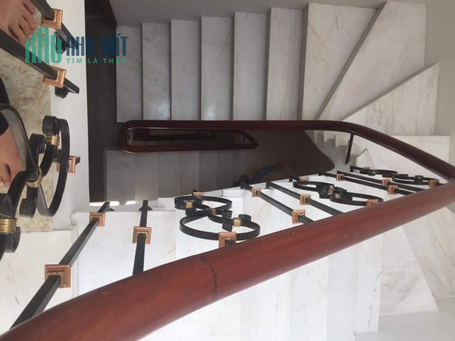 BÁN NHÀ MẶT ĐƯỜNG GIÁP BÁT, GĐ TỰ XÂY KIÊN CỐ, 40M2 X5T MT5M NGÕ XE BA GÁC TRÁNH XE MÁY GIÁ CHỈ 3Tỷ