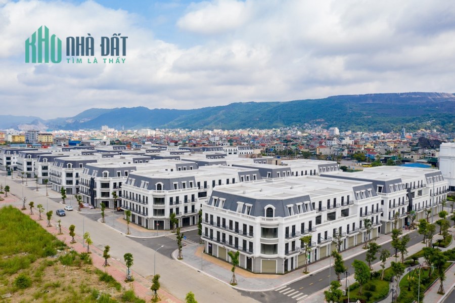 Bán nhanh căn shophouse mặt đường QL18, cạnh Vincom Plaza Cẩm Phả, Quảng Ninh, buôn bán được ngay