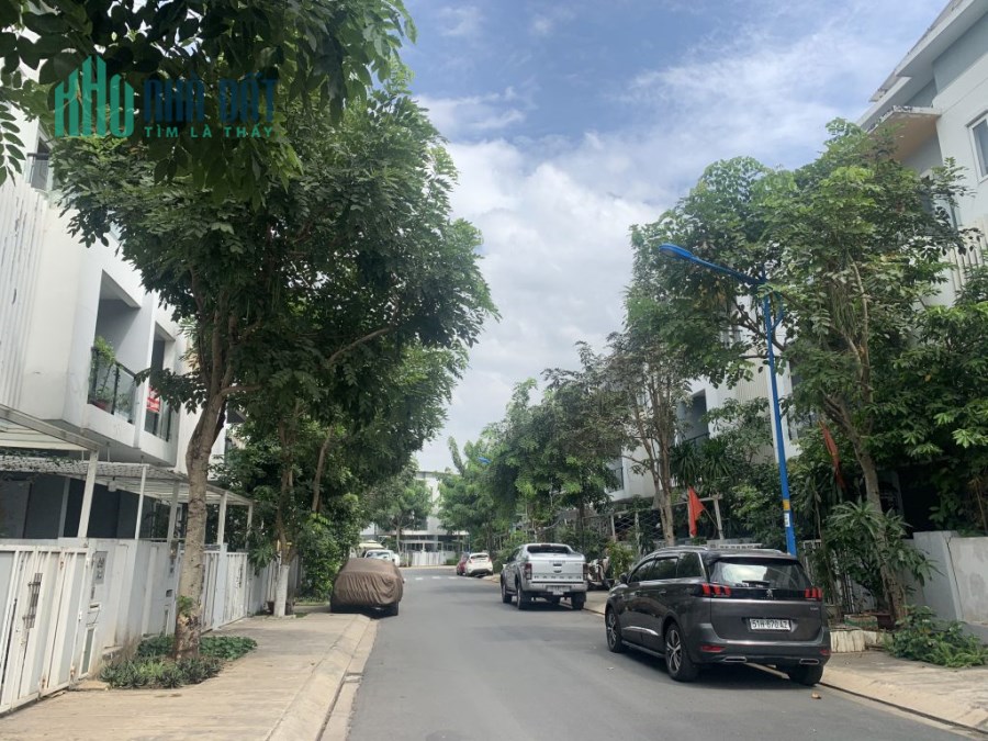 Chính chủ cần bán căn nhà phố liền kề Mega Village cạnh hồ bơi