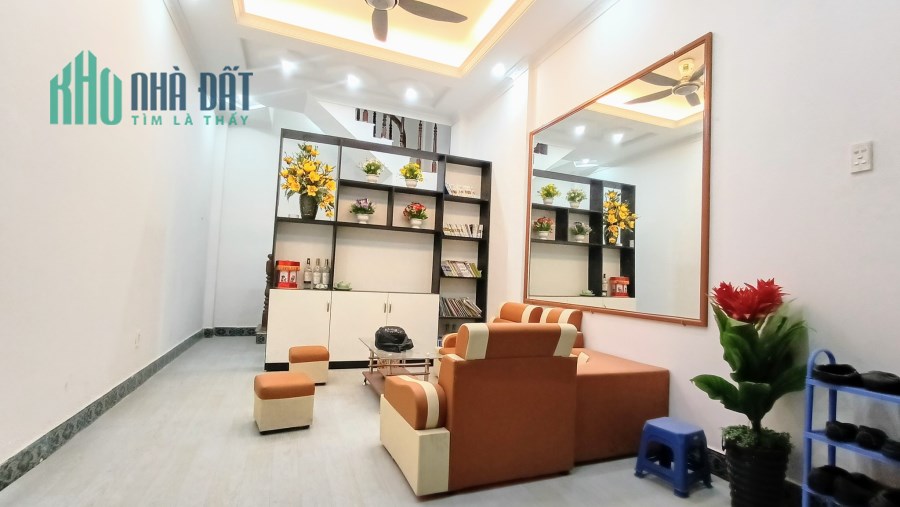 Bán nhà Hai Bà Trưng.30m2x4T 2.5 tỷ. ô tô, lô góc, ngõ thông kinh doanh.