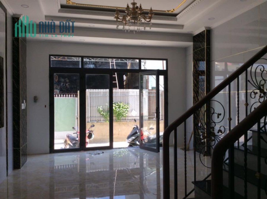 NHÀ HẺM XE HƠI MỚI TINH CÒN THƠM MÙI SƠN.