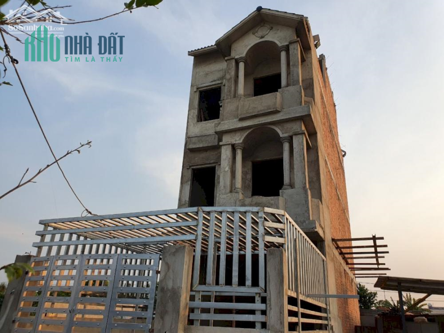 Bán gấp nhà thô gần chợ hưng long 2 lầu sân thượng 105m2 Giá 1 tỷ 600 triệu,công chứng sang tên