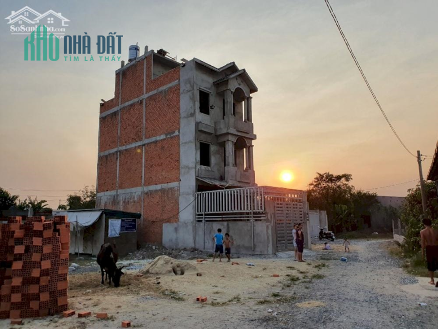 Bán gấp nhà thô gần chợ hưng long 2 lầu sân thượng 105m2 Giá 1 tỷ 600 triệu,công chứng sang tên