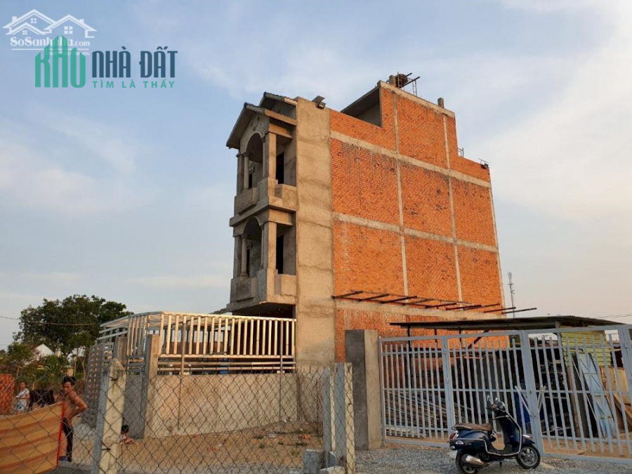 Bán gấp nhà thô gần chợ hưng long 2 lầu sân thượng 105m2 Giá 1 tỷ 600 triệu,công chứng sang tên