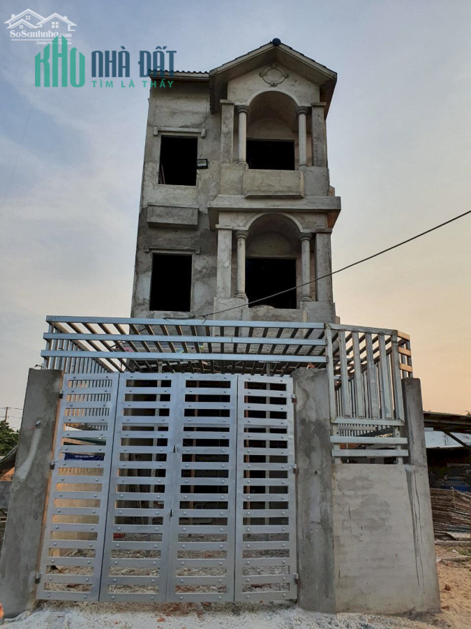 Bán gấp nhà thô gần chợ hưng long 2 lầu sân thượng 105m2 Giá 1 tỷ 600 triệu,công chứng sang tên