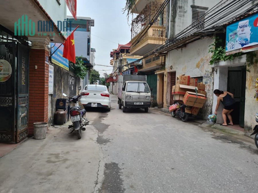 Bán đất TT Dâu Tằm phố Ngọc Thụy,ngõ thông,phân lô,ô tô đỗ cửa.Lh:0989126619.