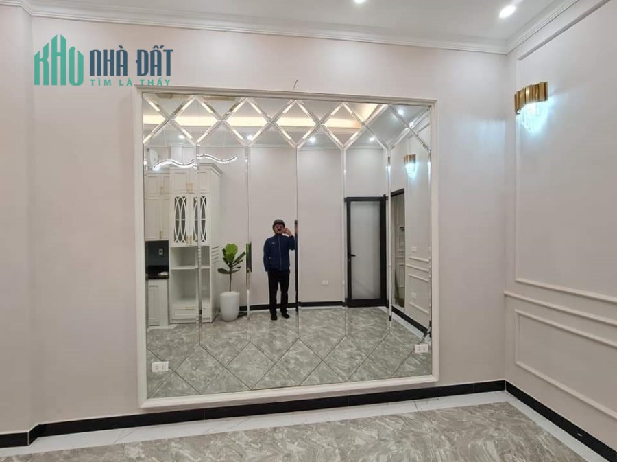 Ô TÔ ĐỖ CỬA, Hoàng Quốc Việt 122m x 5 tầng, MT7 m  giá 16.2 tỷ. LH 0981588619.