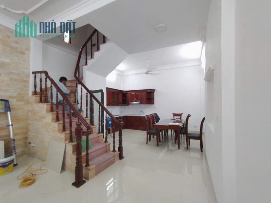 Có nhà bán đường Hoàng Quốc Việt Cầu Giấy 41m2, mặt tiền 5m, giá 3.9 tỷ