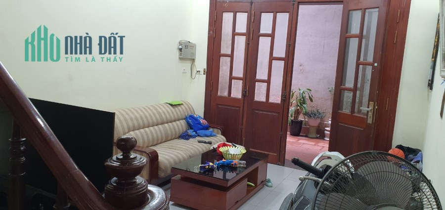 Cho thuê nhà Đầm Trấu 44m2x5 tầng, 11tr, tầng 1 bếp khách trên chia 4 ngủ