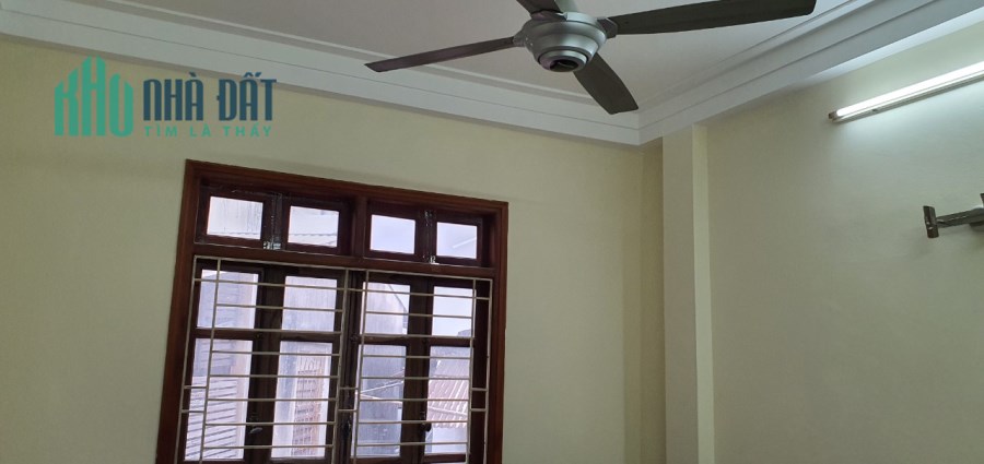 Cho thuê nhà Đầm Trấu 44m2x5 tầng, 11tr, tầng 1 bếp khách trên chia 4 ngủ