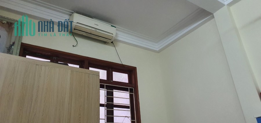 Cho thuê nhà Đầm Trấu 44m2x5 tầng, 11tr, tầng 1 bếp khách trên chia 4 ngủ