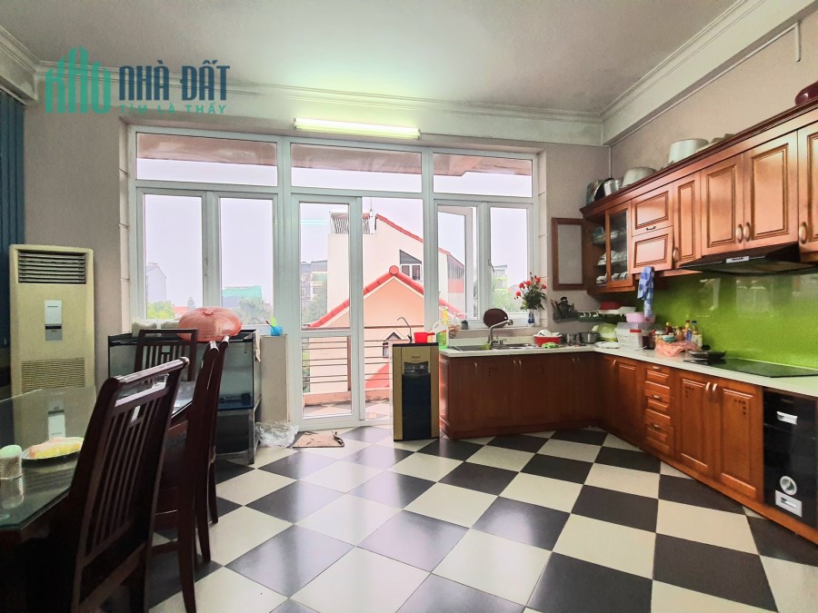 Bán nhà 6 tầng cạnh chợ Việt Hưng, Ngô Gia Tự,đường ô tô tránh,DT 80m,MT 4,2m.Giá 10.8 tỷ.