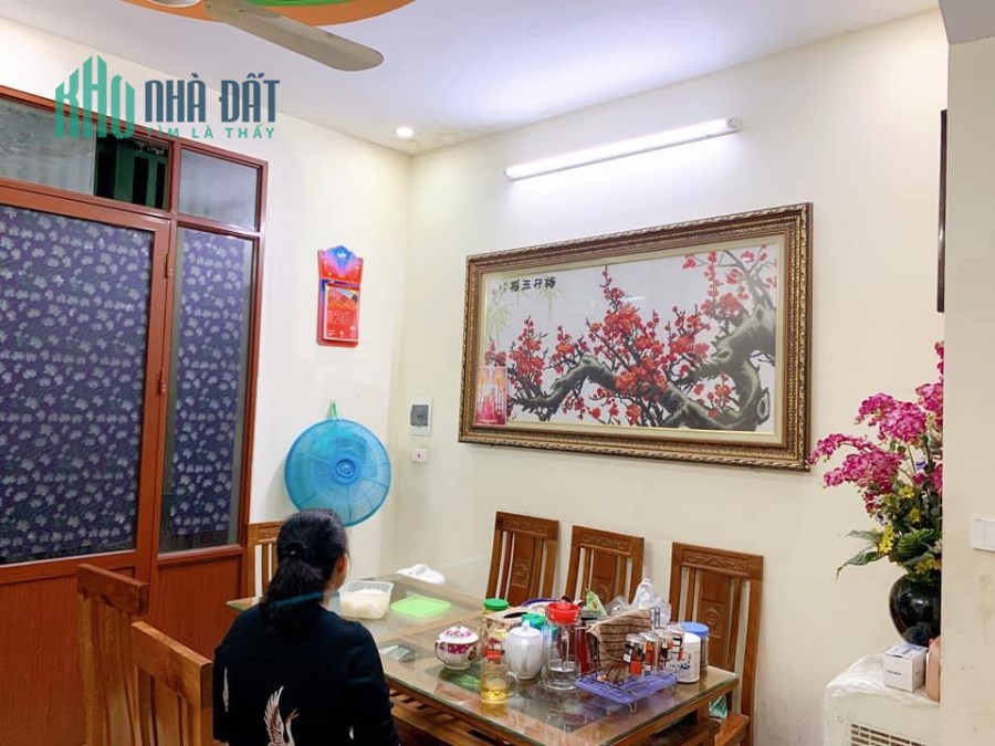 Bán gấp Mặt ngõ Hoàng Quốc Việt giá 4,4 tỷ, 42mx5 tầng, đẹp ở ngay