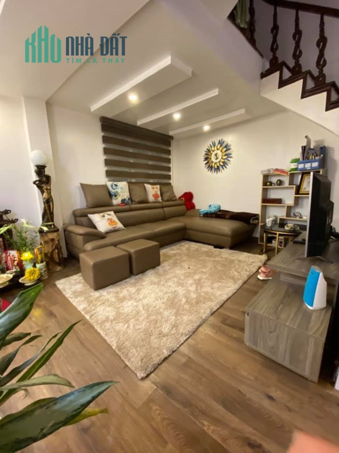 Nhà Hoàng Quốc Việt - Cầu Giấy, 32m2, 6 tầng, 4m tiền - Lô Góc. Giá 4.2 tỷ