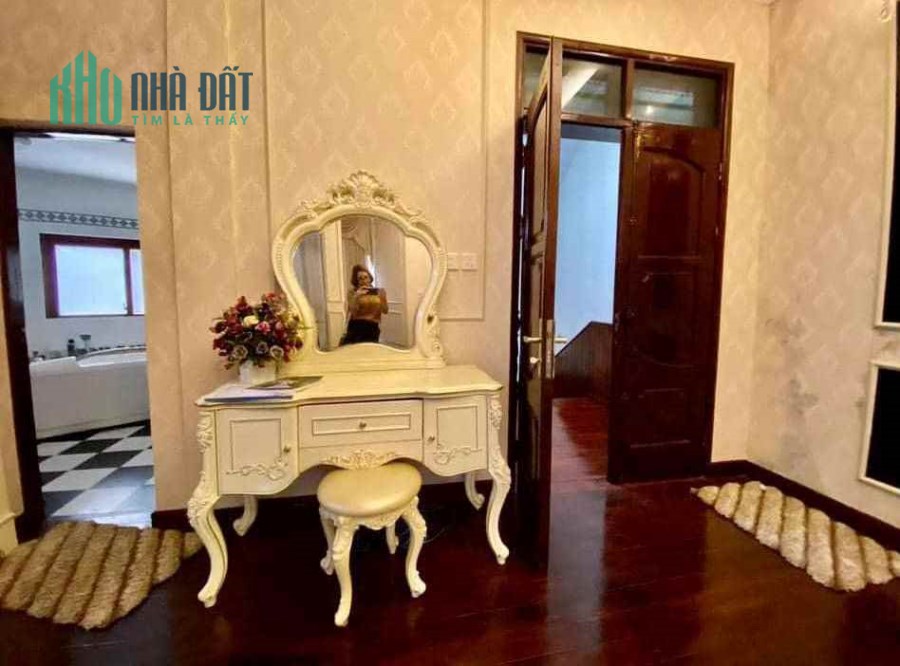 CC bán nhà mặt phố Bạch Mai sầm uất gần Chợ Mơ 200m2x5T chỉ 49.68 tỷ. LH 0989.62.6116