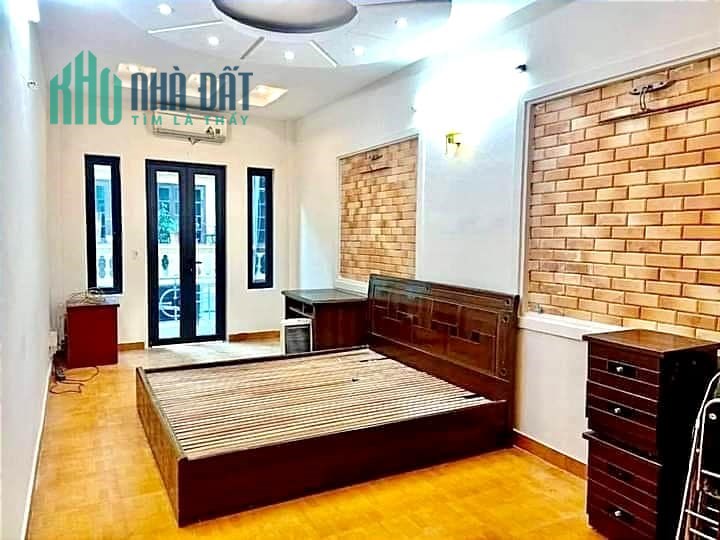 Bán nhà Hoàng Quốc Việt DT39m2 5T MT3m giá 3.95 Tỷ