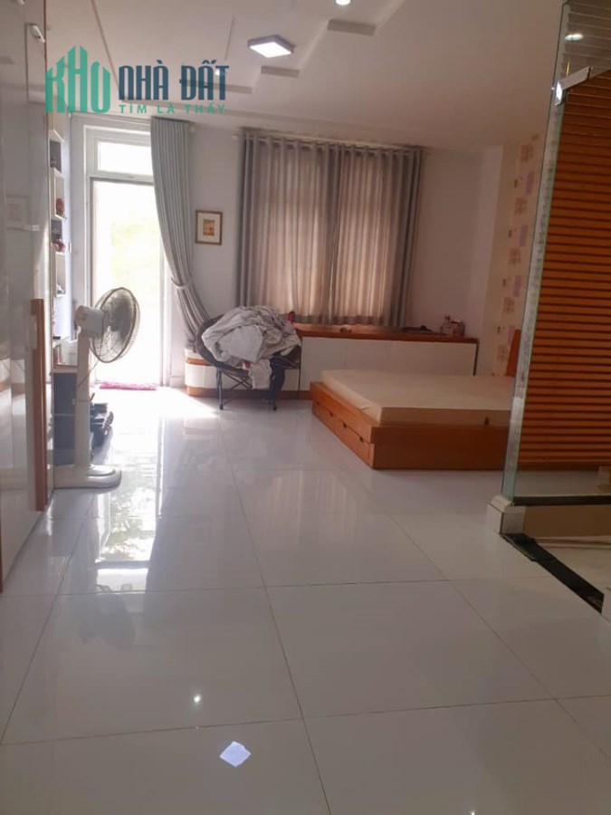 Bán nhà có nguồn tiền 18tr/tháng , dài 20m , hẻm 3,5m, Huỳnh Tấn Phát , quận 7, lh 0989149953.