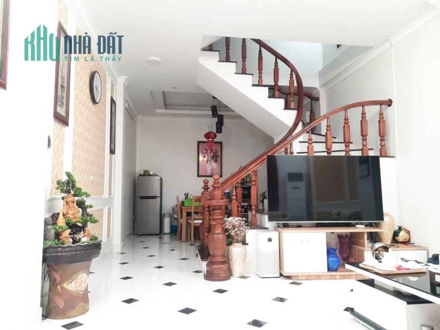 NHÀ ĐẸP TỨ LIÊN, YÊN TĨNH, Ở LUÔN 50M 5 TẦNG 5 NGỦ 5.65 TỶ