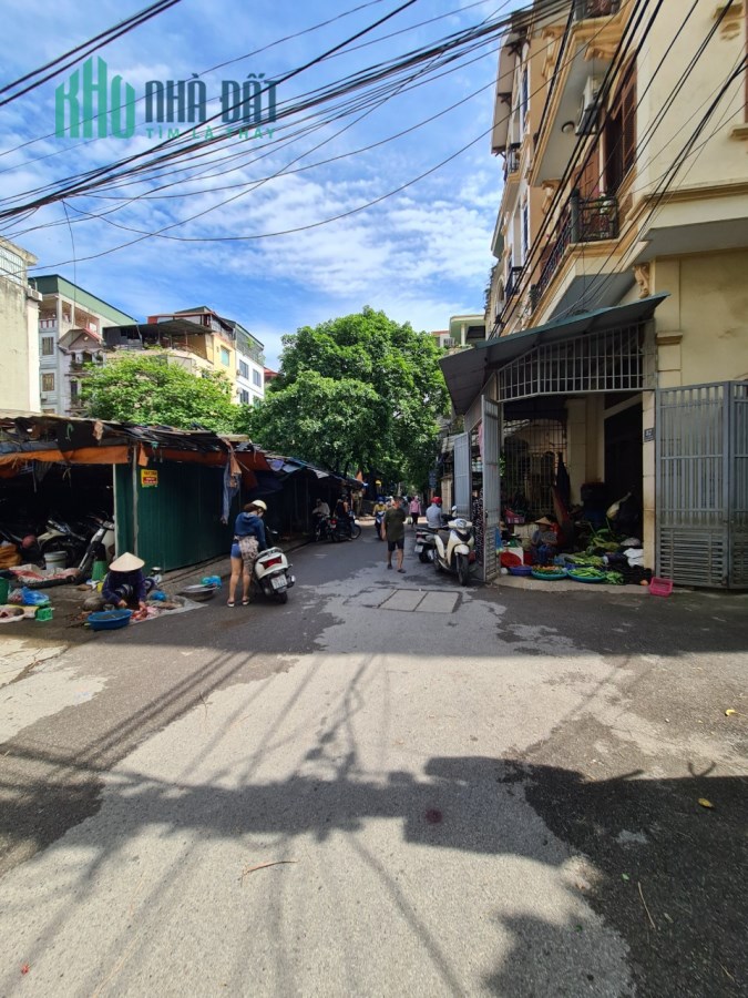 Cho thuê nhà nguyên căn phố Nguyễn Phong Sắc: DT 60mx5 tầng, giá 18tr, ô tô đỗ cửa