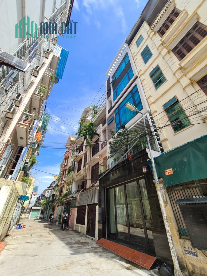Cho thuê nhà nguyên căn phố Nguyễn Phong Sắc: DT 60mx5 tầng, giá 18tr, ô tô đỗ cửa