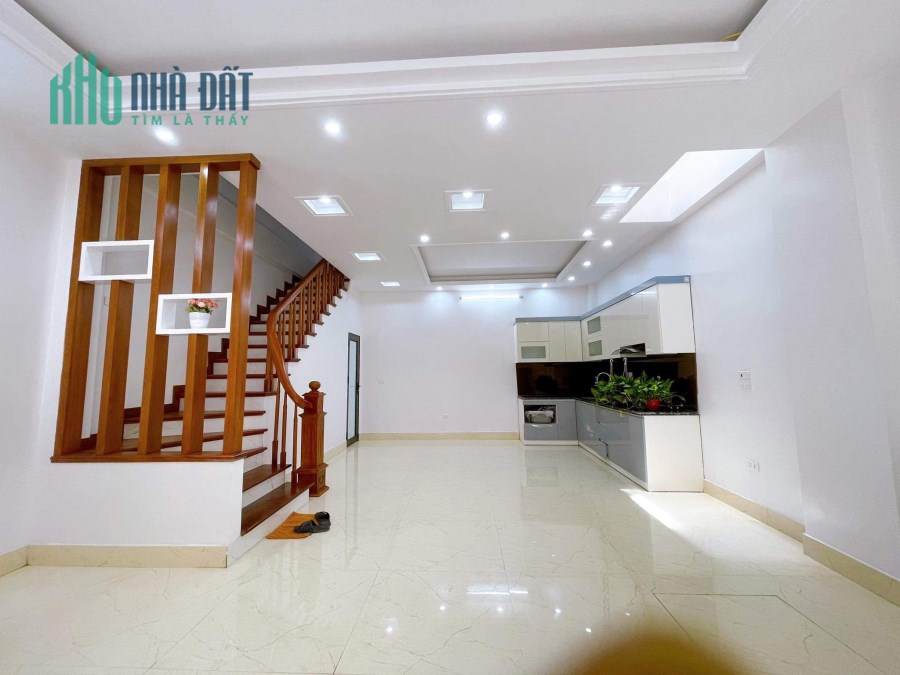 Bán GẤP nhà phố Hoàng Quốc Việt, DT 55m2, MT 5,5m, 5 tầng, Giá 6.6 Tỷ