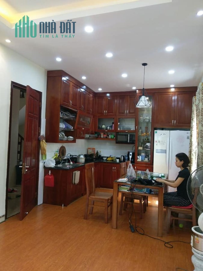 Bán nhà phố Thịnh Quang, quận Đống Đa, ô tô, gần phố, 36m2 x 5T, nhà mới ở ngay, giá 3 tỷ 5.