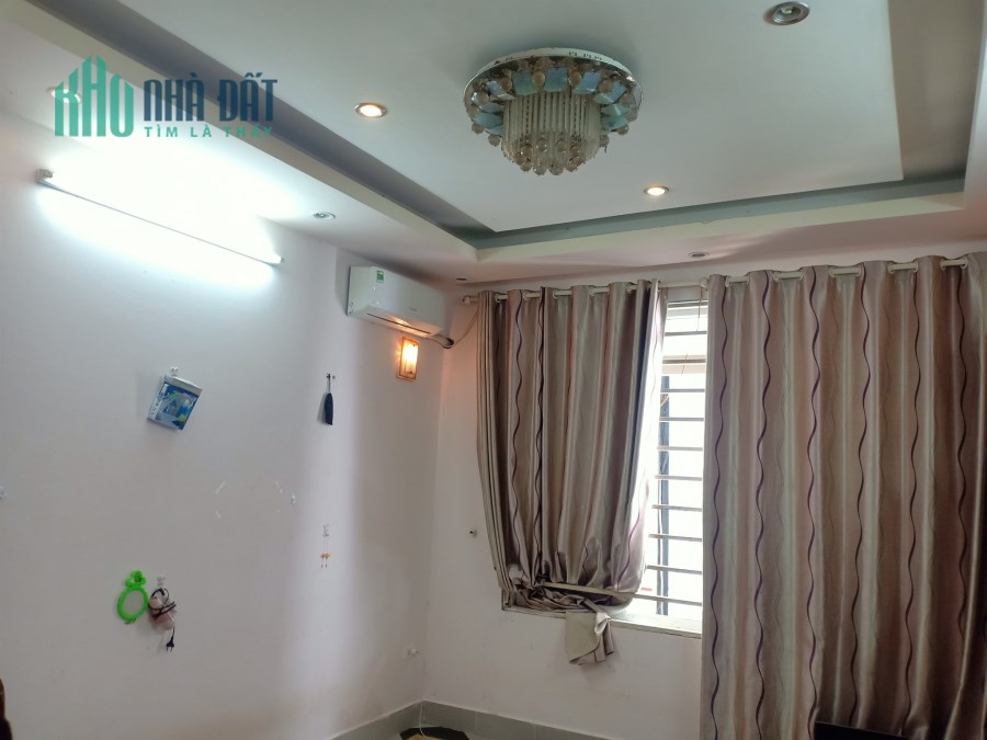 Chủ nhà có lộc mua nhà mới nên cần bán nhà Ngã Tư Sở, 45m2, mặt tiền 4.5 m, ở luôn.