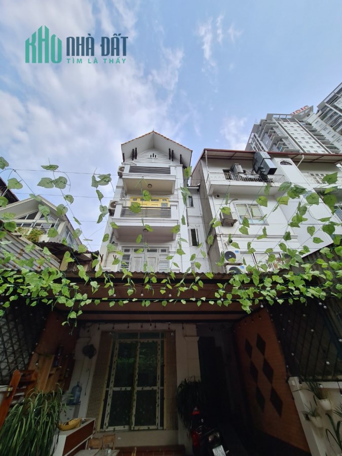 ​Cần cho thuê nhà riêng phố Trung Hòa: DT180m2x 4 tầng, có sân trước nhà, ô tô đỗ cửa