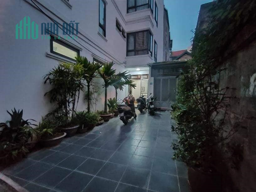 Bán nhà mới ở luôn ngõ 640 Nguyễn Văn Cừ,Long Biên,45m,5 tầng,giá 3,35 tỷ.Lh:0989126619.
