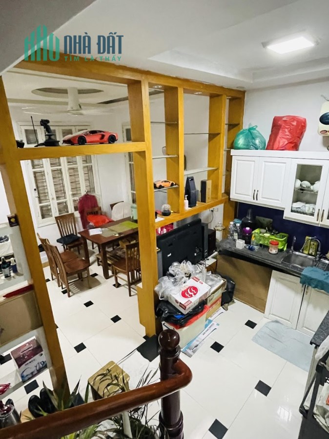Bán gấp nhà Phố Trần Hữu Tước, Đống Đa, 42m2, 5 tầng, MT5.2m, 4tỷ2