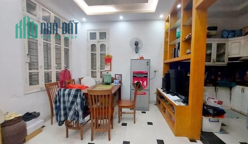 Bán gấp nhà Phố Trần Hữu Tước, Đống Đa, 42m2, 5 tầng, MT5.2m, 4tỷ2