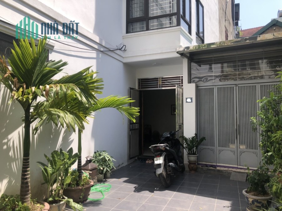 Nhà mới 5 tầng về ở luôn giá nhỉnh  3 tỷ phố Nguyễn Văn Cừ,Long Biên.