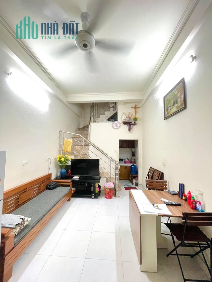 Bán gấp nhà Giáp Bát, 25M, 4T, đẹp, thoáng sáng, gần đường ô tô, ở luôn, giá nhỉnh 2 tỷ